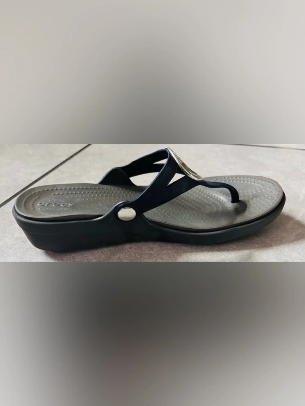Crocs Sanrah Silver Circle Wedge Sandals - Picture 7 of 11